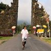 Febrianto suka pake baju adat