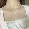 cô bạn bàn bên