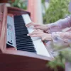 sisi_piano