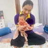 Cô Huế tắm bé