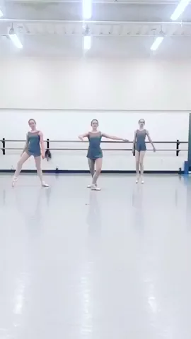 When you don't get a high five back 😬 @kathrynstuehmer @aleksandradancer #awkwardsituation #featurethis 