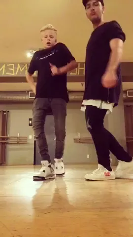 Professional dancers 👌🏼😂@gregmarks #SafariChallenge 