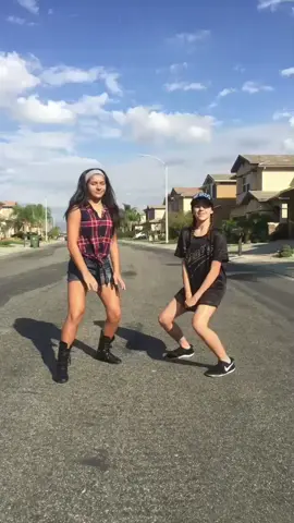 #sidetoside Please tag @arianagrande @musical.ly #featureme @tatimcquay ❤️✨😋