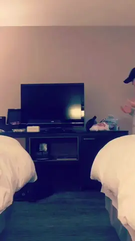 Just a little hotel freestyle💗😋 #weirdo #NoHate #stay 