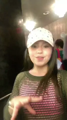 Mickey meu favorito ❤️🐭 sonho realizado 🤗  (musical.ly mais fofo que eu já fiz) 😂❤️ #Disney 🎡