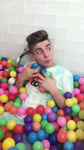 #WiggleKnockKnock w/ @bruhitszach 😂😂🙌🏼🙌🏼
