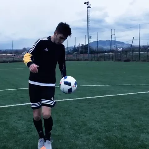 Vintage skills ⚽️ Rate this 1-10 💯 #football #Soccer #calcio #featureme #featurethis @musical.ly