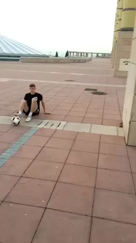 Which tricks are cooler?🔥 Sitting down or standing up? @anas.freestyle 🤙 #football #Soccer