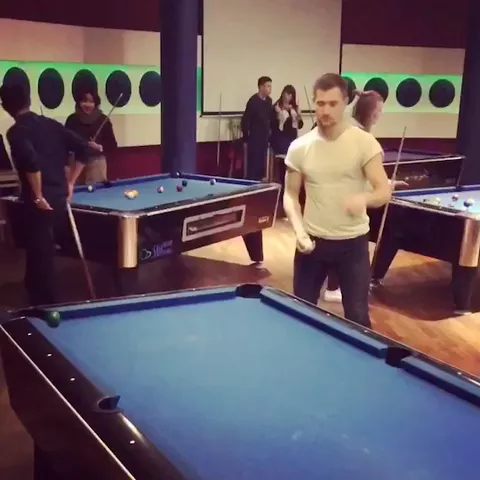 FOOTBALL FREESTYLE VS POOL 🎱 ⚽️ TRICKSHOT !!!!