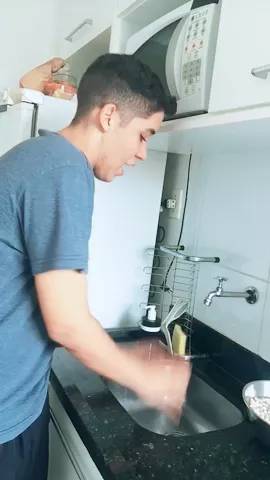 Quando você termina de lavar os pratos e a pessoa bota mais coisas #comedia #destaque