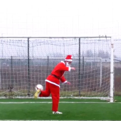 Santa is coming to #Skills town 🎅🏻⚽️ what do you want for #xmas? 🔥 #football #Soccer #featureme #featurethis