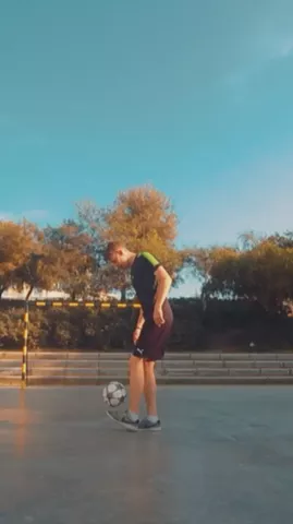 TRICKSHOT + SLOW MO = 😍 What’s the weather like where you are?🤔☀️🌴 #football #Soccer #slowmo