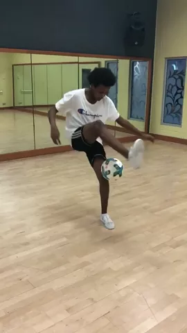 How many times did I go around the ball?🤔 #FeatureMe #London #Football