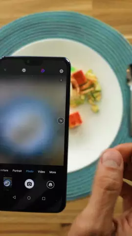 Flaunt, pose, snap! Easy peasy. Zach shows you how to #SnapYourColor with #Honor10.