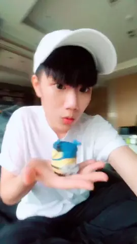 這下尷尬了...長痘痘🌝 #累了躺一下 #囧架架 #尷尬舞