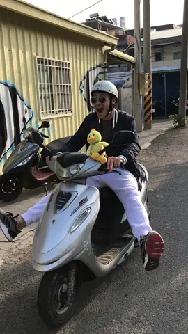 Friends Forever 🤗 #DuckMyLife #Taiwan | 📷: @victoriajameson