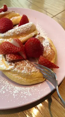 ふわふわパンケーキの中に苺ソースが隠れていました！お店の詳細はインスタにのせてます🍓 #パンケーキ食べたい #tiktokグルメ #おすすめのりたい #tiktokオーディション2019