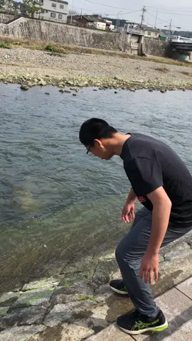 100円取りに行こうとした友達が川にハマったwww#友達#冬#100円#鴨川