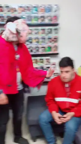 Cuando tu mamá quiere grabar un TikTok pero tu no quieres 💥 OUCH @chrismint #DevilDance #Hit #Punch