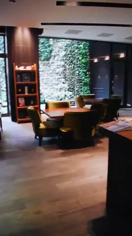 舒適的交誼廳是你選擇飯店的要點嗎？本熊推薦👉豐邑逢甲商旅，就在逢甲夜市！吃飽喝足就可以馬上回房睡覺😄 #就要這樣玩 #跟我去旅行 #食在好好玩 #逢甲夜市