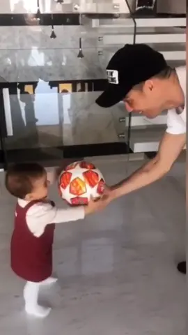 #cristianoronaldo ‘s daughter is happy 😃⚽️ Tag CR7 fans ⤵️ #football #Soccer #futbol #foryou