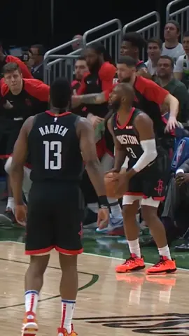 Chris Paul shows off his skills!