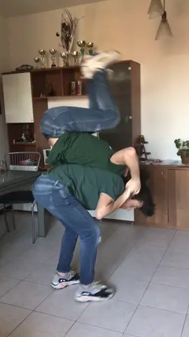Stava per cadere 😂 la percentuale indica le possibilità che crush si fidanzi con voi!!! noi 6% 😂