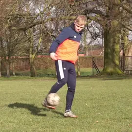 Who did it better?🤔⚽️ FREESTYLER or FOOTBALLER?! #Soccer #football #freestyle #featureme