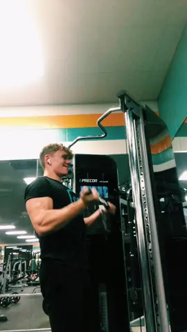 curlssss🤪 #Fitness #gym