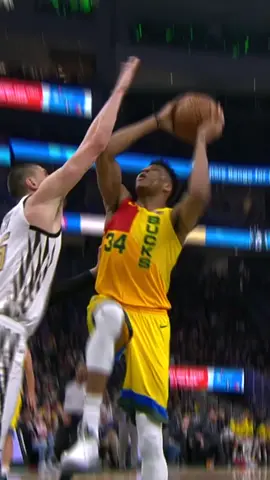 Giannis Antetokounmpo eurosteps for the SLAM!