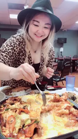 Playing with cheese #cheesepull#cheesey#cheese#grilledcheese#foodhacks#challenge#tiktok#foryou#apahm