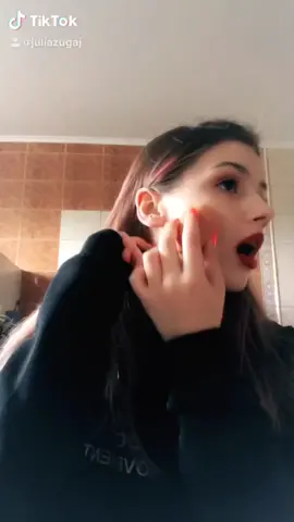 Czy tylko mi to tak siedzi w głowie?🤣 // ps. Wiem fajne włosy, niestety tylko na jakiś tydzień