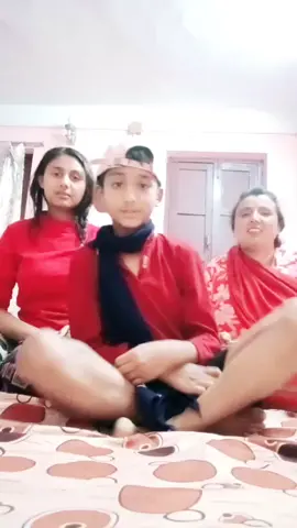 आमा छेकिनु भयो रे क्यामरा मा 😁😁