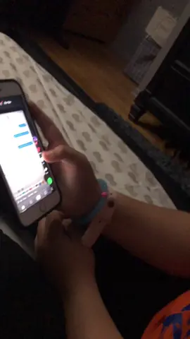she didn’t want to put her phone down #foryoupage #makemefamous