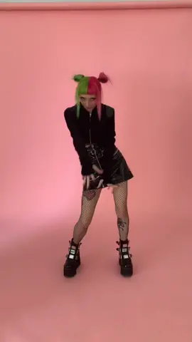 Danzo un po’ #greenhair #dance #pinkhair