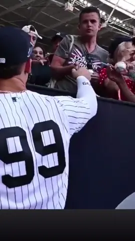 Aaron Judge giving back to the fans overseas! So cool!! 🤗🤗 #baseball #sports