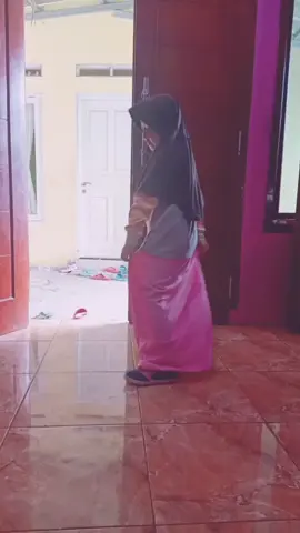 kirai...kebnykan muternya de.smg jd nak yg solehah pinter baik hati.amin...