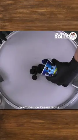 OREO minis Ice Cream Rolls 😍 #icecream #icecreamrolls #oreo #oreos #delicious #food #asmr