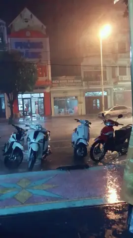 bão mà mưa bé tí đi