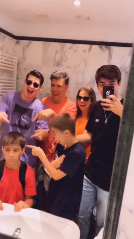 That short person in the family😂@diegohojeda @derek_ojeda  @carloshojeda @jenniferloyo6 @mrojeda