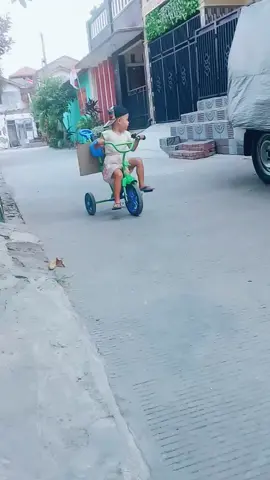 nemenin si ganteng maen dulu...