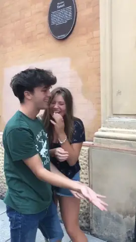 Io che insegno a Ceci come toccare il sedere a Camilla 😂 🍑 INSTA: @williamlapresa @nicholaslapresa
