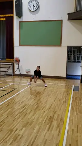 🏐息子がバレーを始めて10ヶ月ちょっと、みんなに追い付くようにもっと頑張れ💪背も全然伸びない😢🏐#バレーボール#息子#レシーブ#練習#おすすめにのりたい#厳選クリエイターに選ばれました