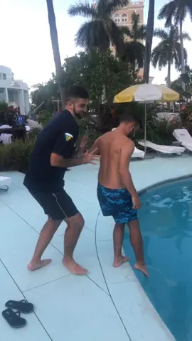 Hai mai fatto scherzo? #friends #swimmingpool #prankchallenge #amicizia #perte #prank @t4tino