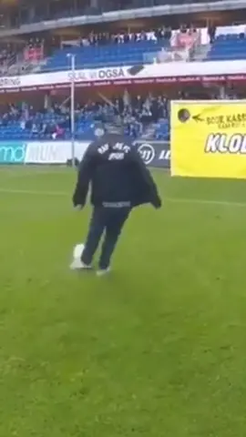 If there was $1 million on the line, could you pull it off? 🤔 (goalcenter/IG) #Soccer #foryoupage