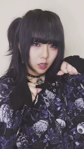 IB：@Karin 振り付け可愛かったから真似してみた(  ´꒳`  )この服おNEWの服もお気に入りや♡#歌ってみた #ブックオフなのに本ねーじゃん