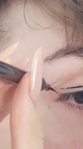 Bad eyeliner day AND OMG I DREW A FACE WITHOUT EVEN WANTING IT. DA VINCI WHO