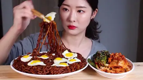 오뚜기 짜장면 네봉지에 시골김치랑 파김치 함께 얹어서 먹었어요 👀🎶 #일요일 #짜장라면 #짜장면 #저녁 #라면 #야식 #먹방 #jjajangmyeon #blackbeannoodles #noodles #ramen #eating #asmr #mukbang