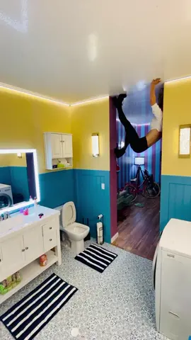 This was so hard to do 😂 can u figure out how I did it? #sarati #magic #foryou #featureme #trend #fyp #tiktok #gravity #upsidedown
