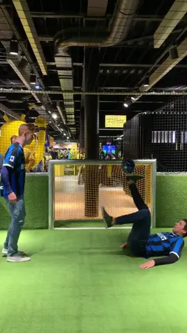 What’s your favourite #trick ? @flo.fs and @jannikfreestyle got some 🤩🤩🤩 #inter #football #freestyle